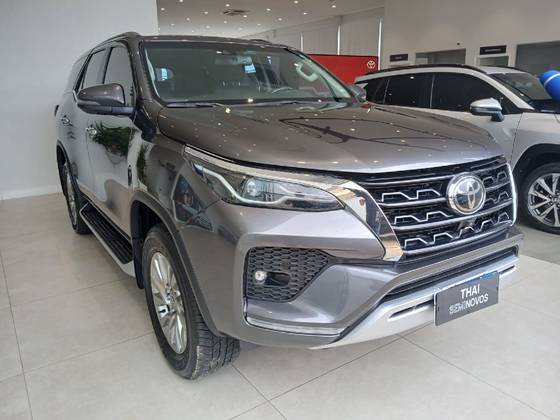 TOYOTA HILUX SW4 2.8 D-4D TURBO DIESEL SRX 7L 4X4 AUTOMÁTICO